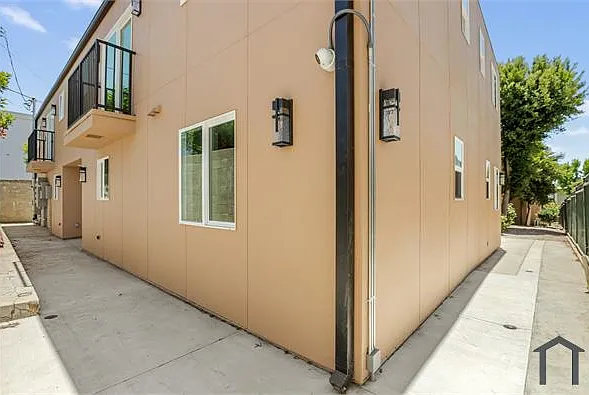 2233 Merton Ave #8