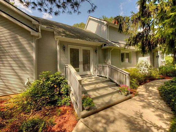 3rd image of 3074 Creek Dr