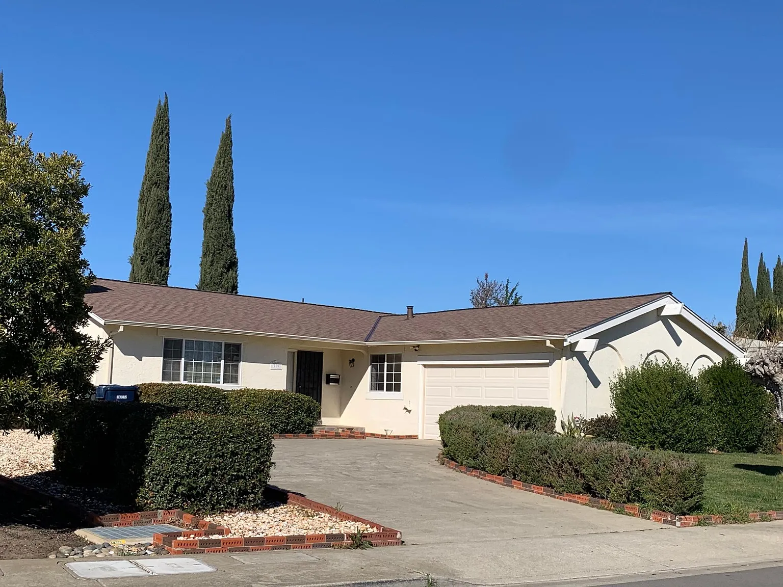 379 Pearl Dr photo 1