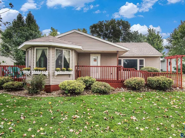 1110 NE 3rd St, Madison, SD 57042