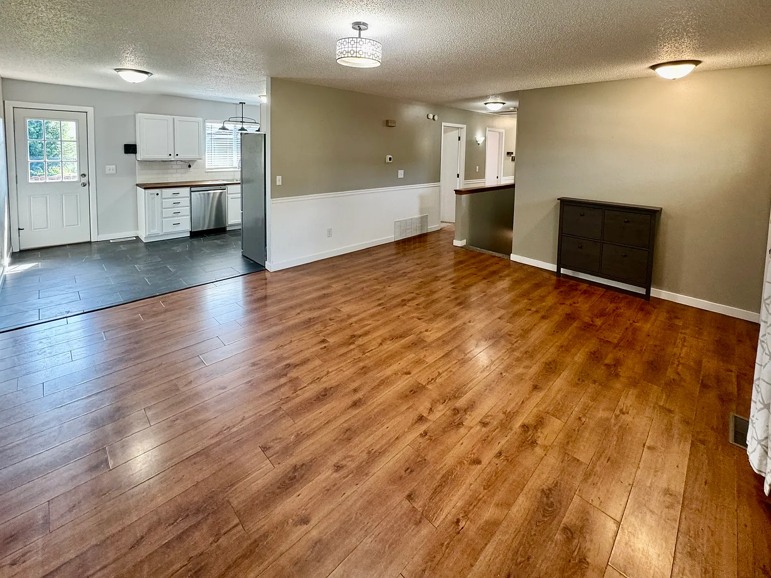 4 bed, 2016 sqft, $2,500 — Photo 2