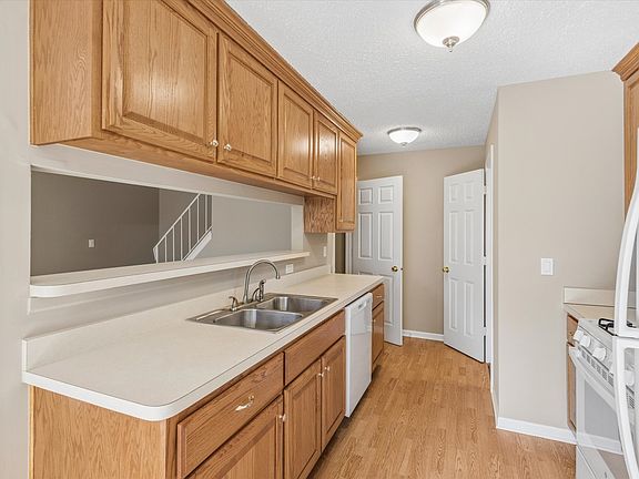 4th image of 1180 Mount Vernon Ct APT C