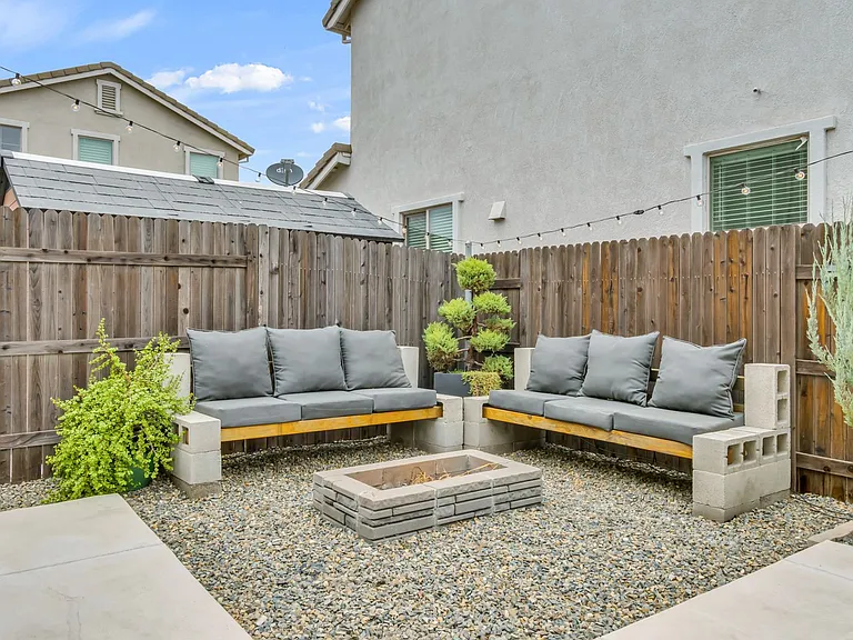 800 Daggerwing Ct — Photo 43