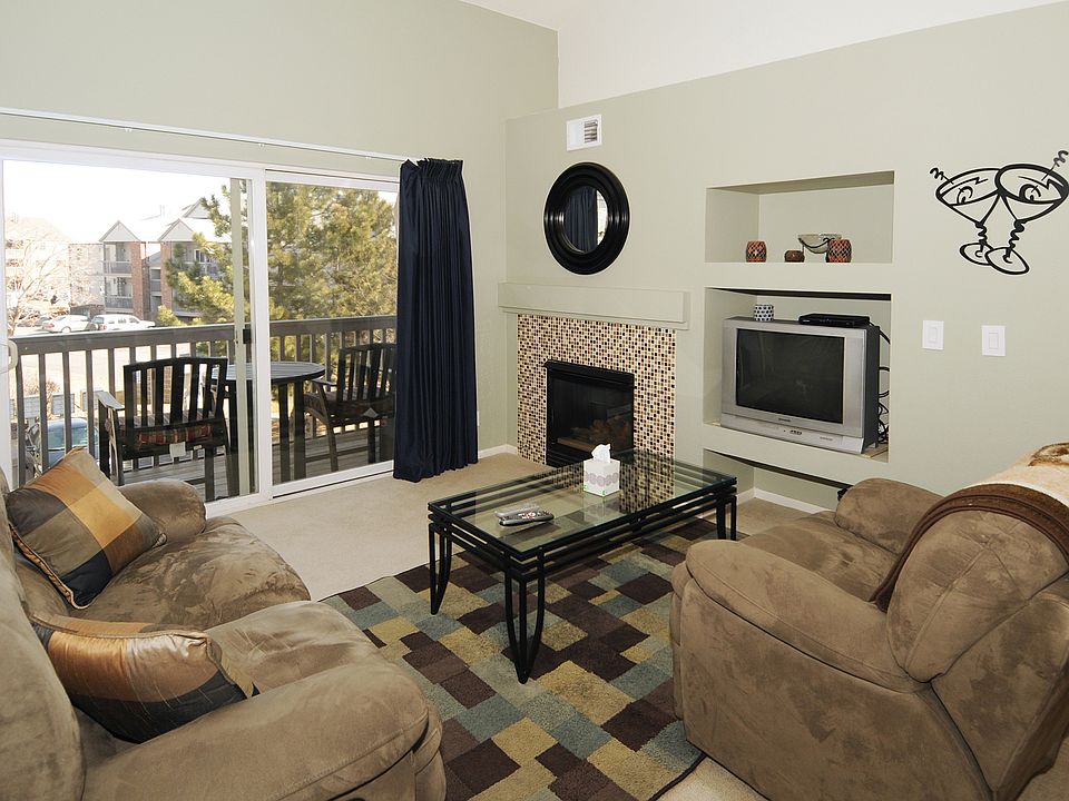 Light bright LR w fireplace