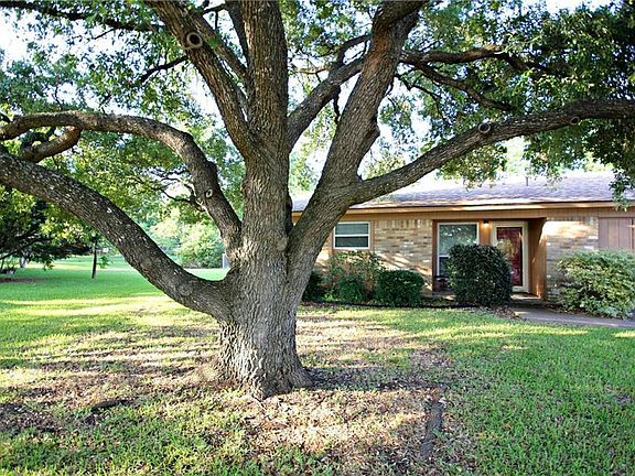 2nd image of 702 Brookwood Cir