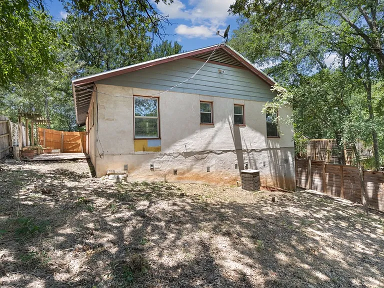 1211 Delano St — Photo 24