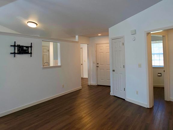 3rd image of 205 Meadow Rdg N