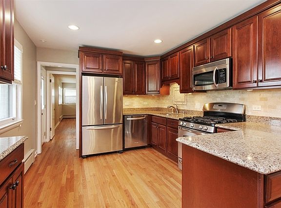 3rd image of 907 E Wildwood Dr