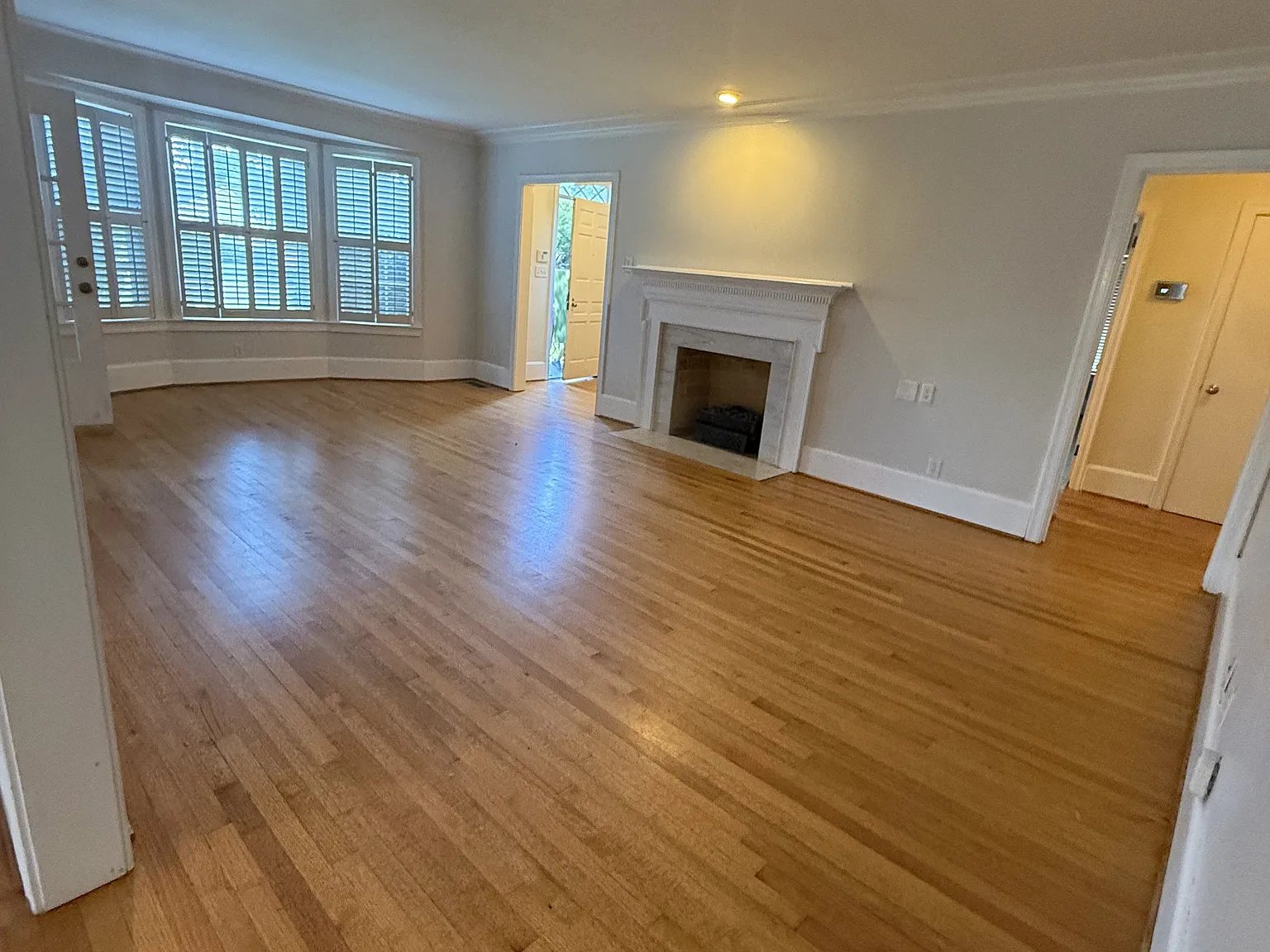 2114 Glendale Gdns — Photo 3