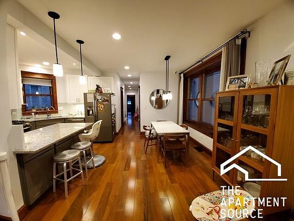 2nd image of 1017 W Oakdale Ave #1