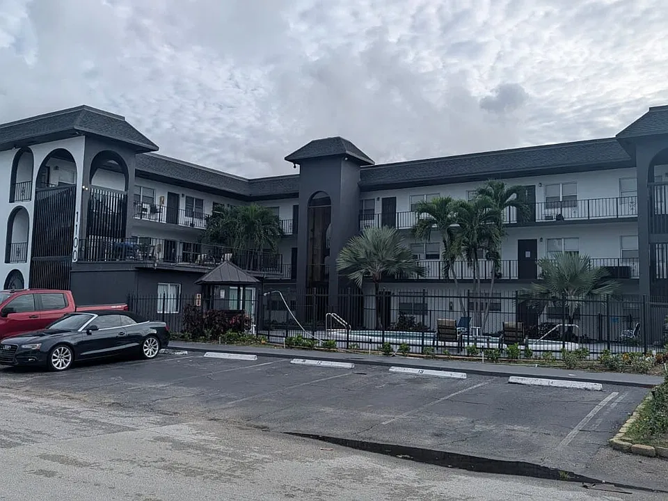 1100 NE 9th Ave #206