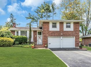 9 Avondale Rd, Plainview, NY 11803