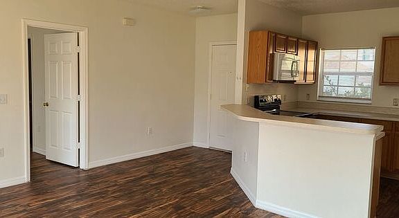 5th image of 221 Banbury Pl