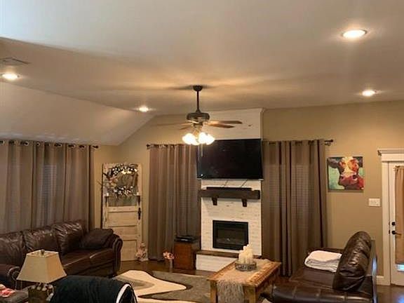 5th image of 810 Brandt St