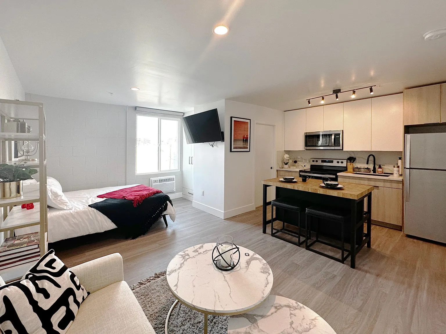DLUX Lofts - Modern Downtown Studios — Photo 2