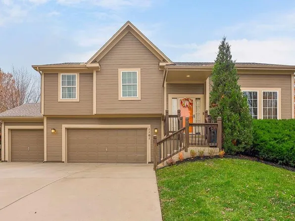 1101 N 4th St E, Louisburg, KS 66053
