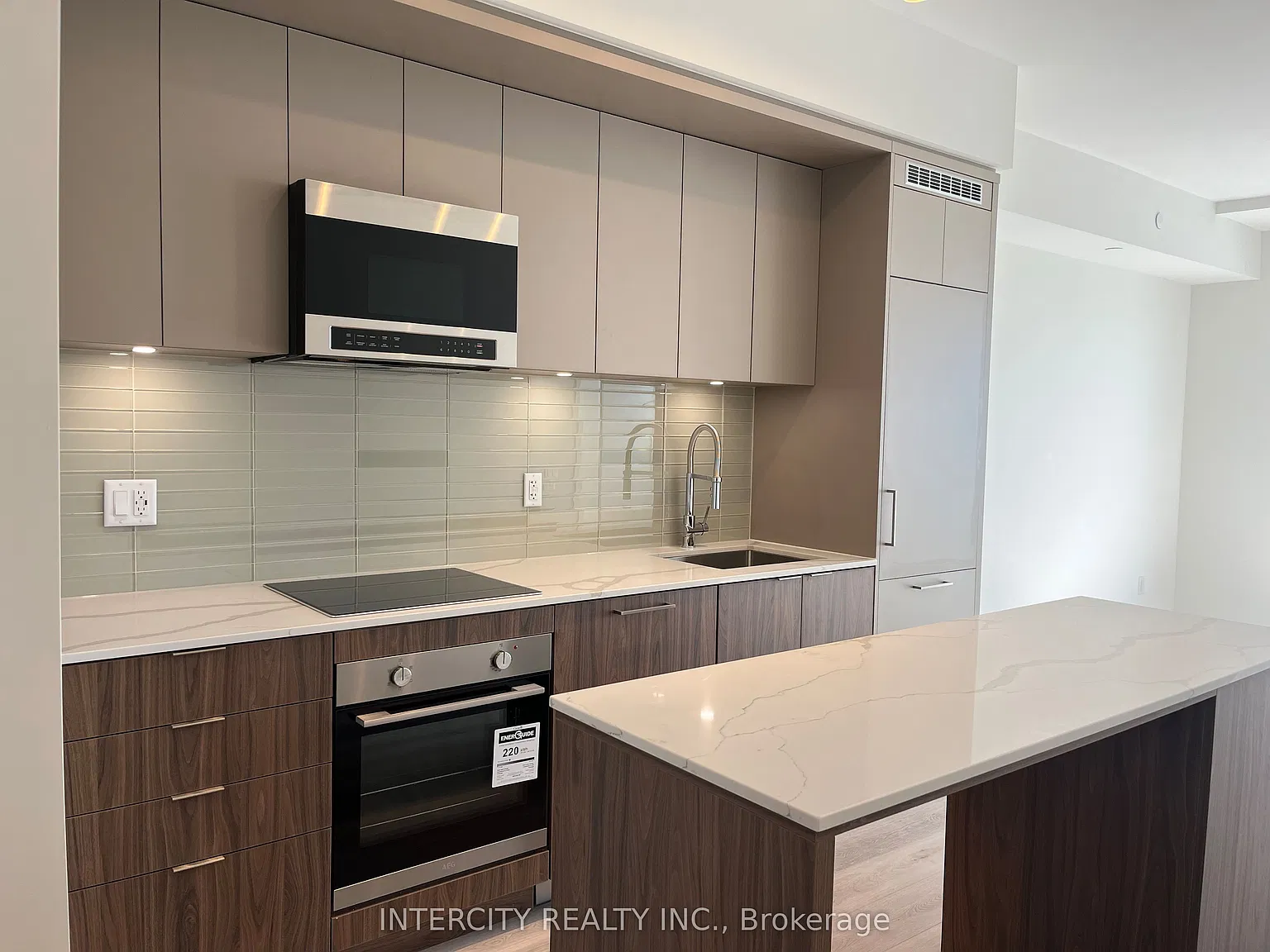 863 Saint Clair Ave W — Photo 4
