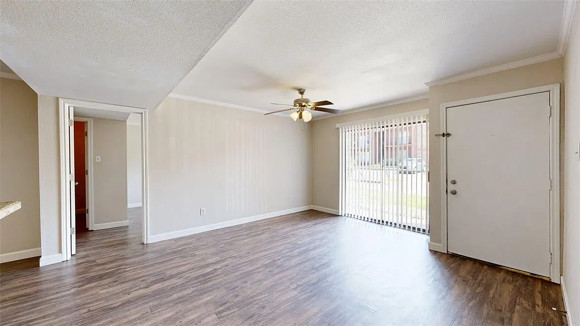 2 bed, 2.0 bath, 908 sqft, $975 — Photo 2