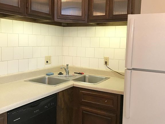 5th image of 228 Olive St APT 1