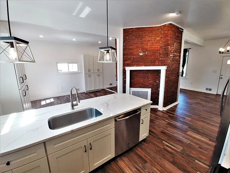 410 Walter St — Photo 1