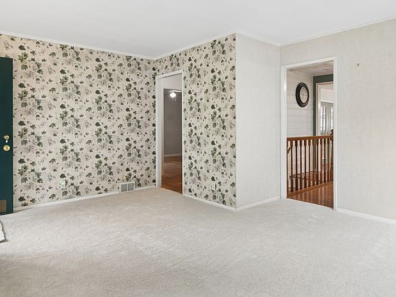 3rd image of 139 N Hager Ave