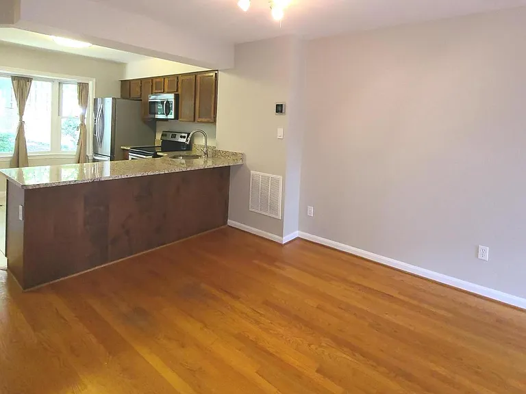 2037 S Glebe Rd — Photo 9