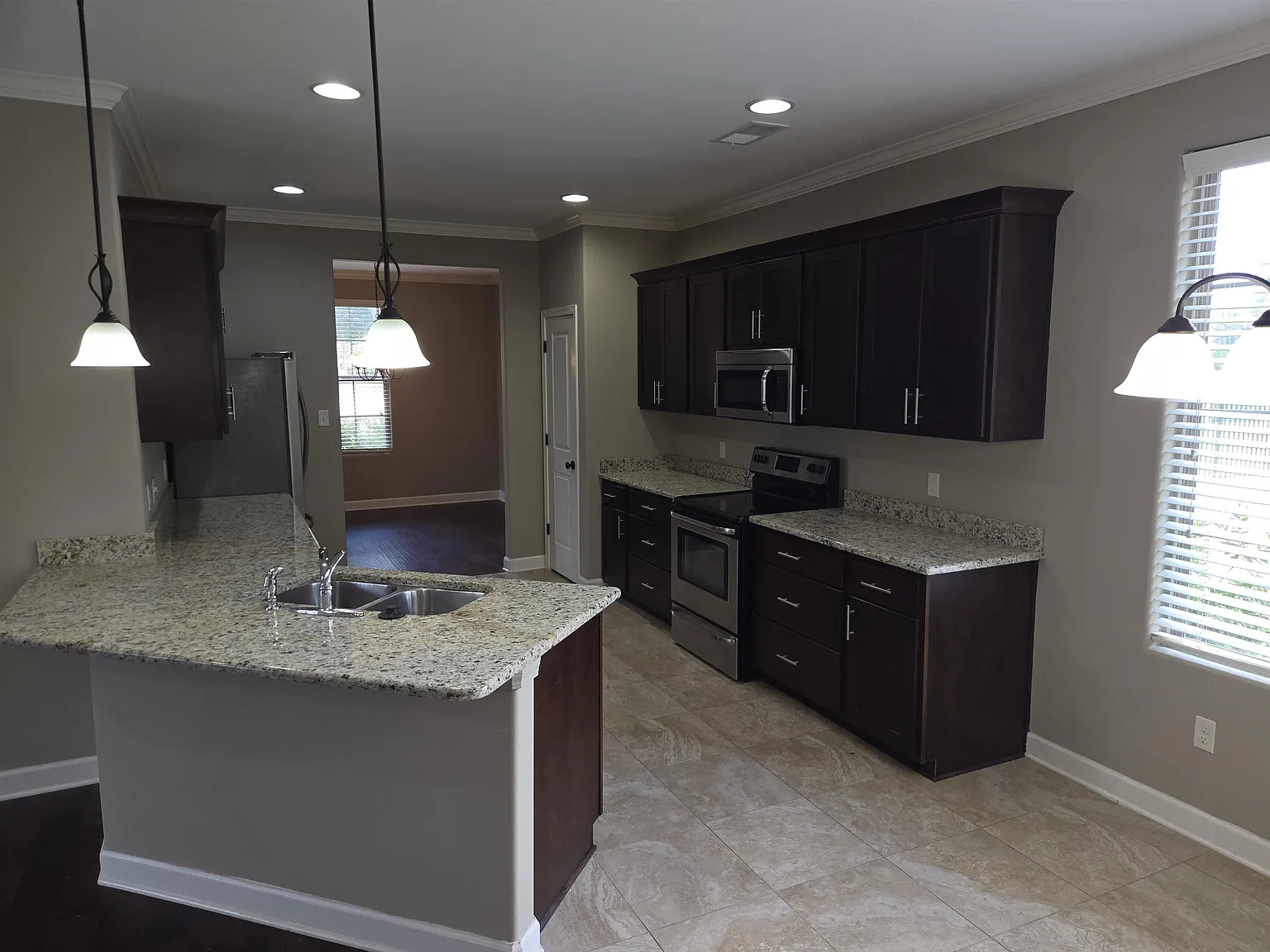 3 bed, 2.5 bath, 2809 sqft, $2,850 — Photo 4