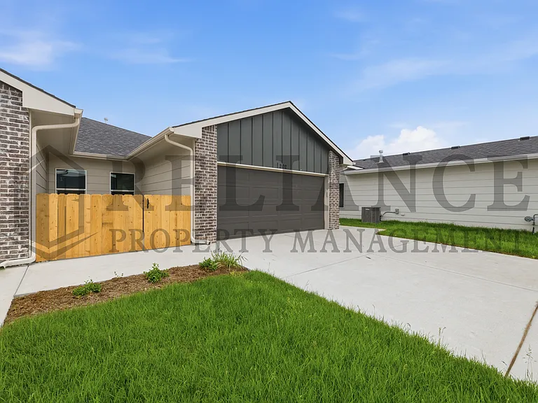 202 N Gowen St — Photo 1