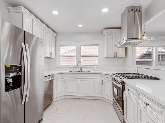 3rd image of 117 1/2 N Alexandria Ave #117-1/2
