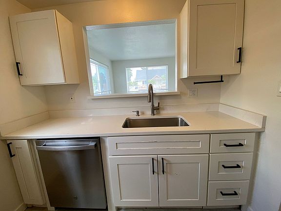 5th image of 1602 B St SE APT 4