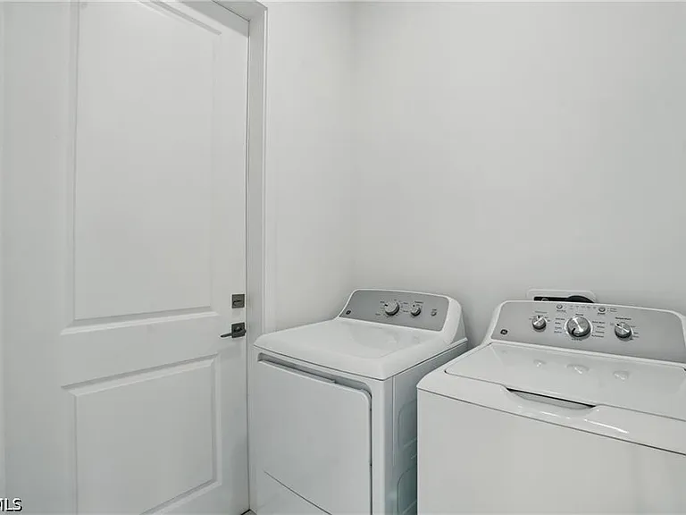 472 Rajah St — Photo 22
