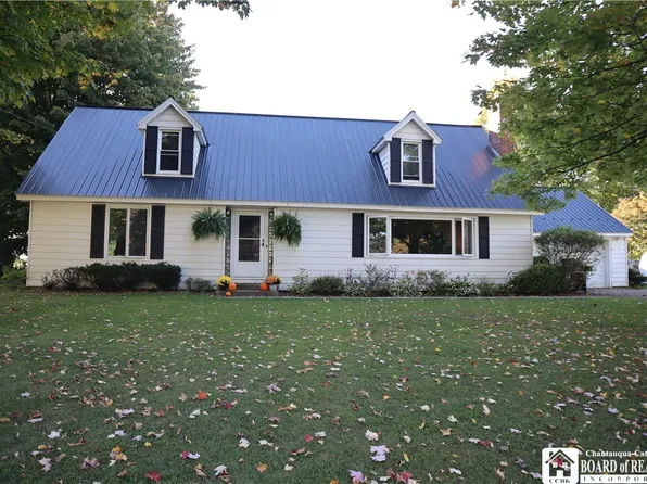 104 W Edgewood Dr, Springville, NY 14141