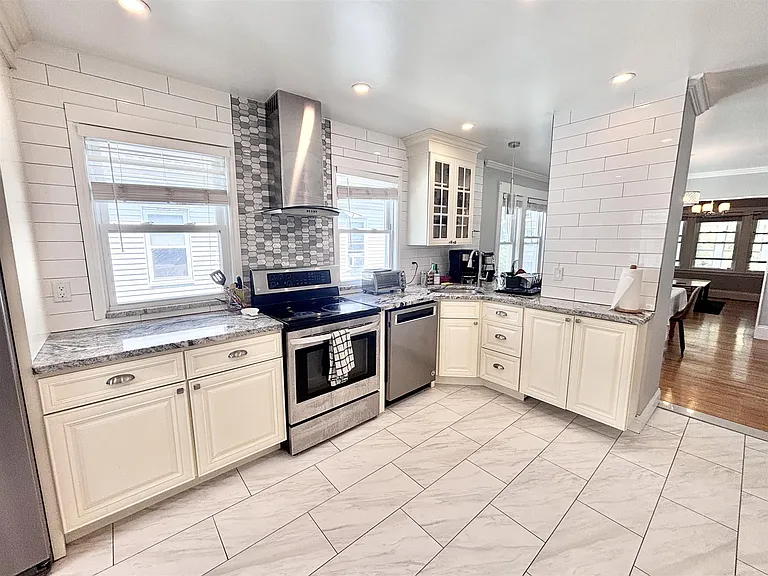 33 Boston Ave — Photo 16