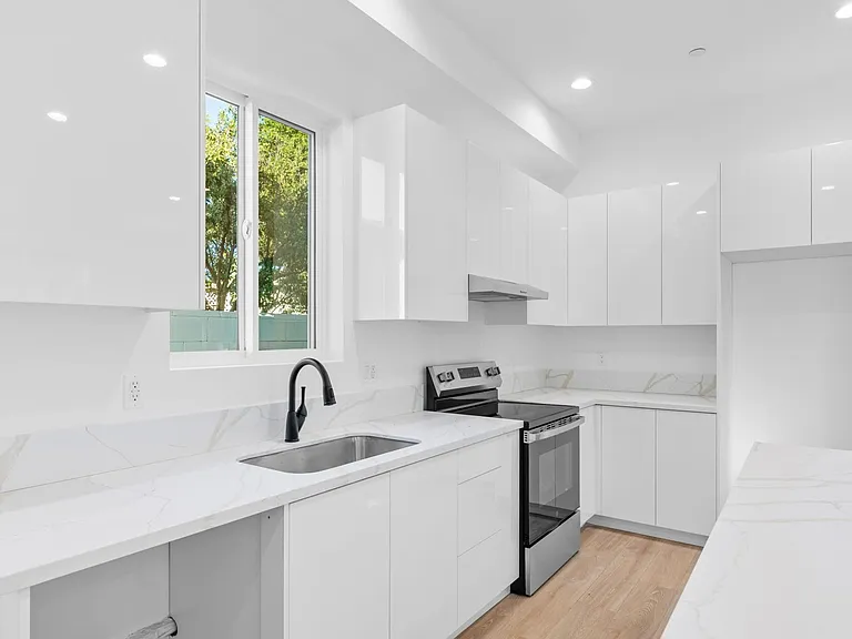 6846 Cedros Ave — Photo 5