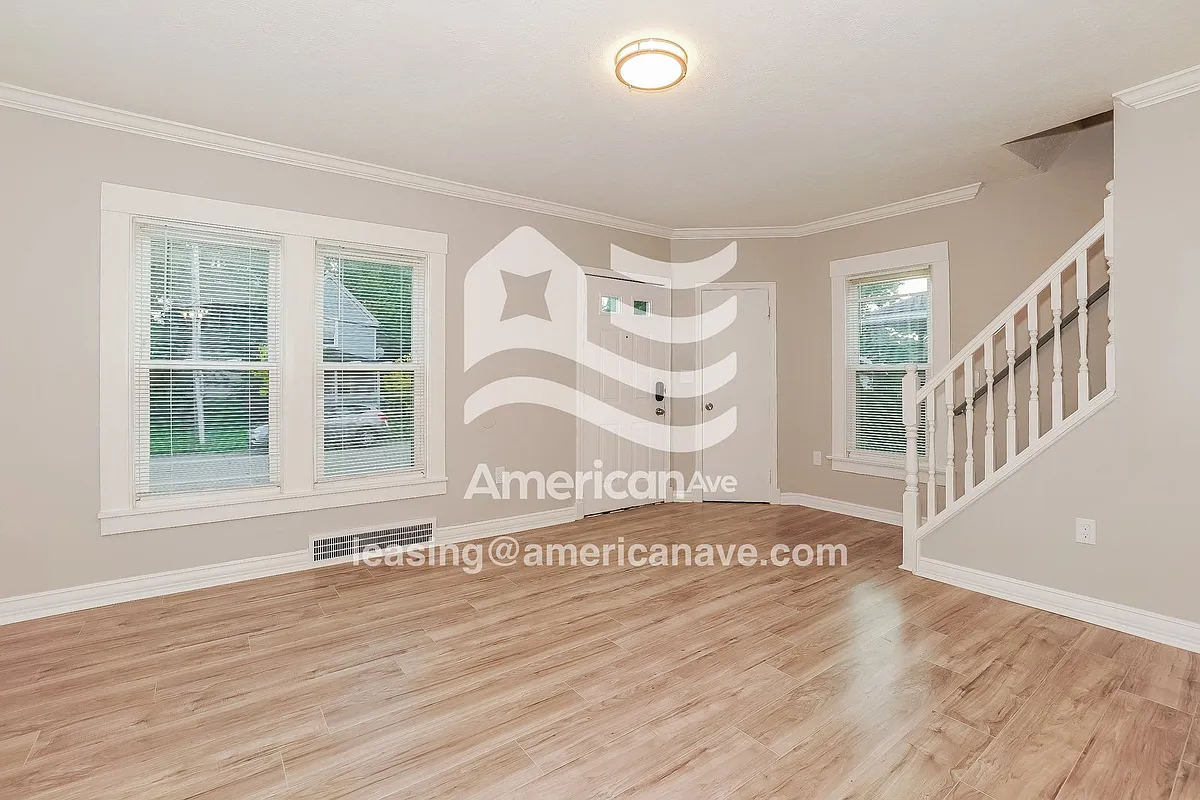 1081409_002_wm_-_living_room_13187778.jpg - 939 Walnut St