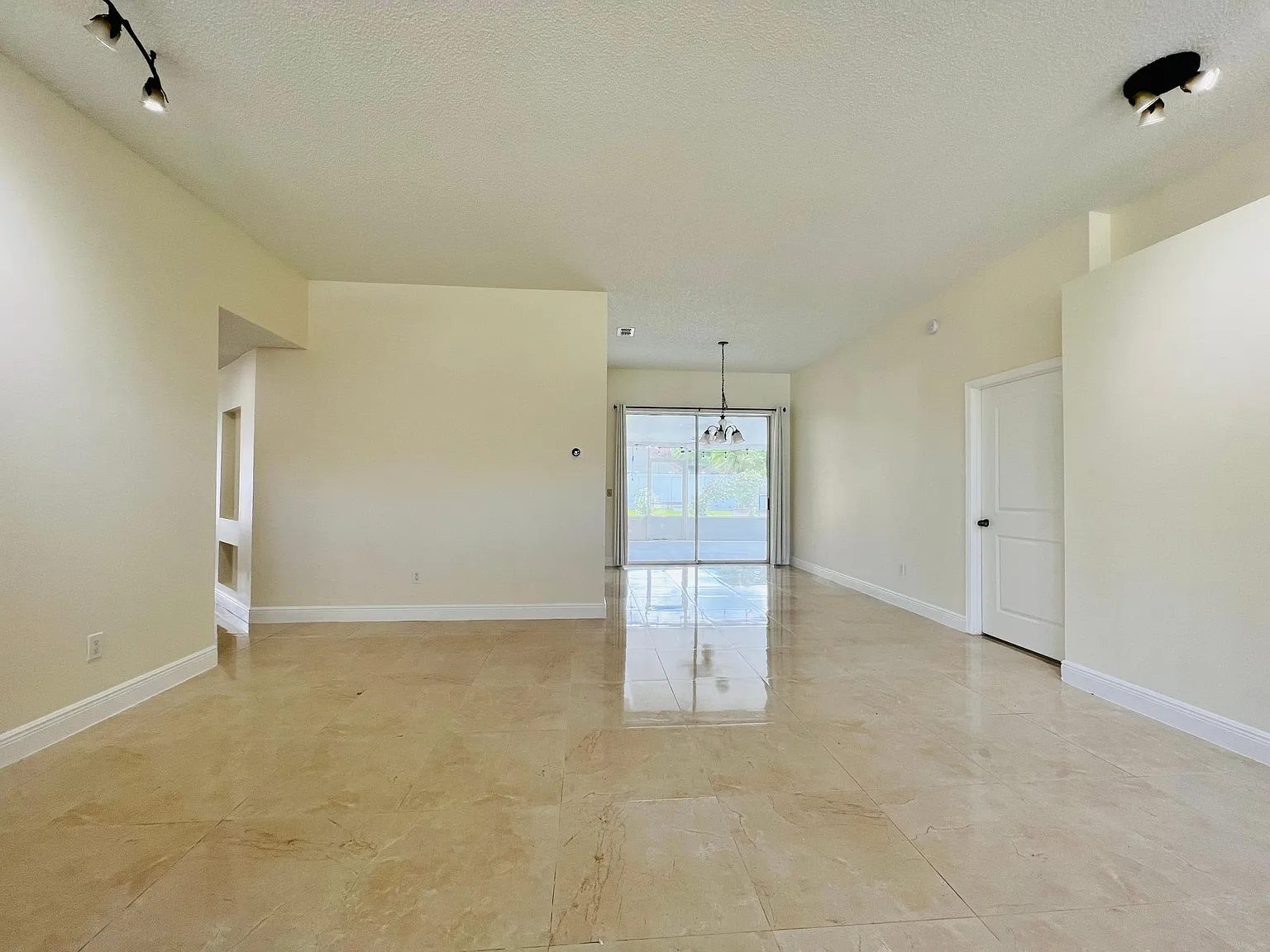 3909 Yellow Finch Ln — Photo 4