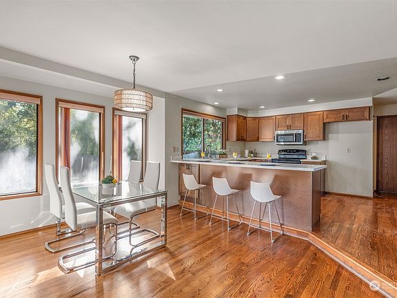 5th image of 715 Kalmia Court NW