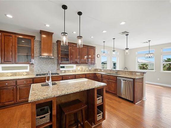 5th image of 853 Oceanside Dr