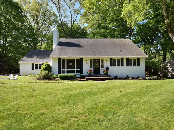 19101 Hillcrest St, Franklin, MI 48025