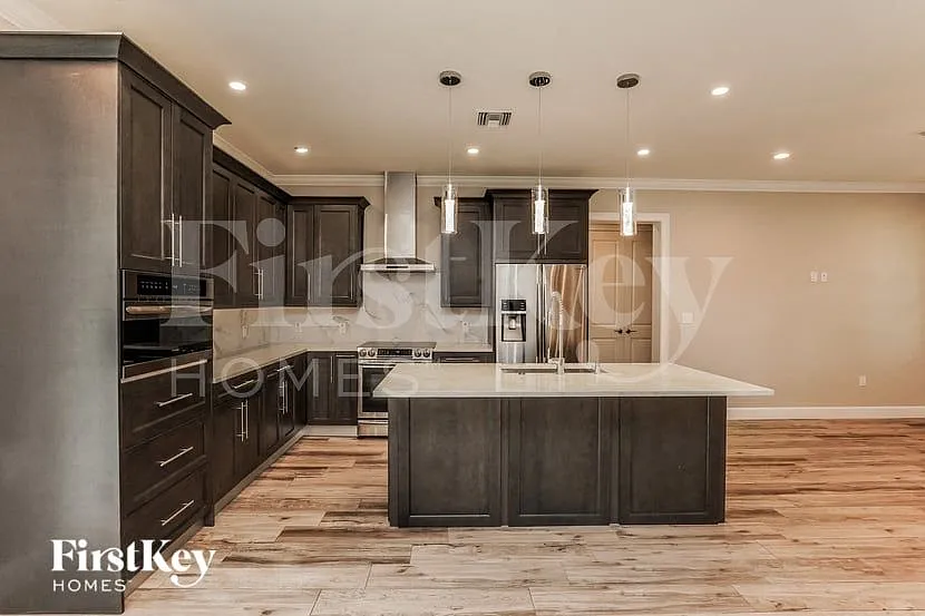 4 bed, 2.0 bath, 1706 sqft, $2,575 — Photo 4