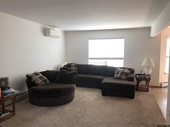 3rd image of 19 Yorktown Ln