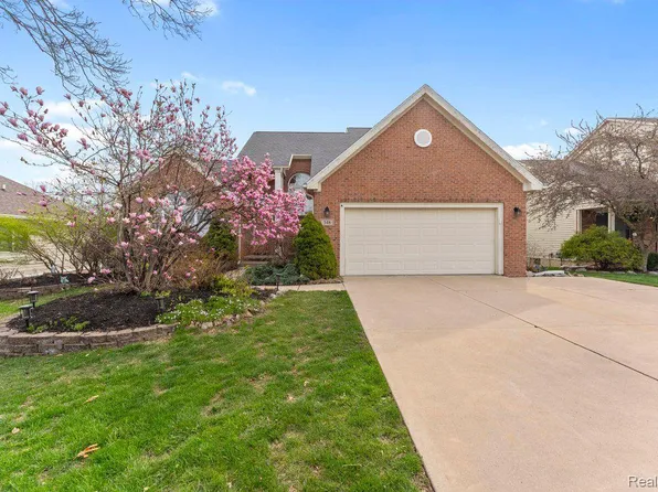 348 Pembroke Dr, Saline, MI 48176