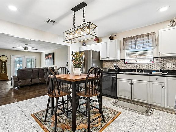 3rd image of 2404 Gallant Dr
