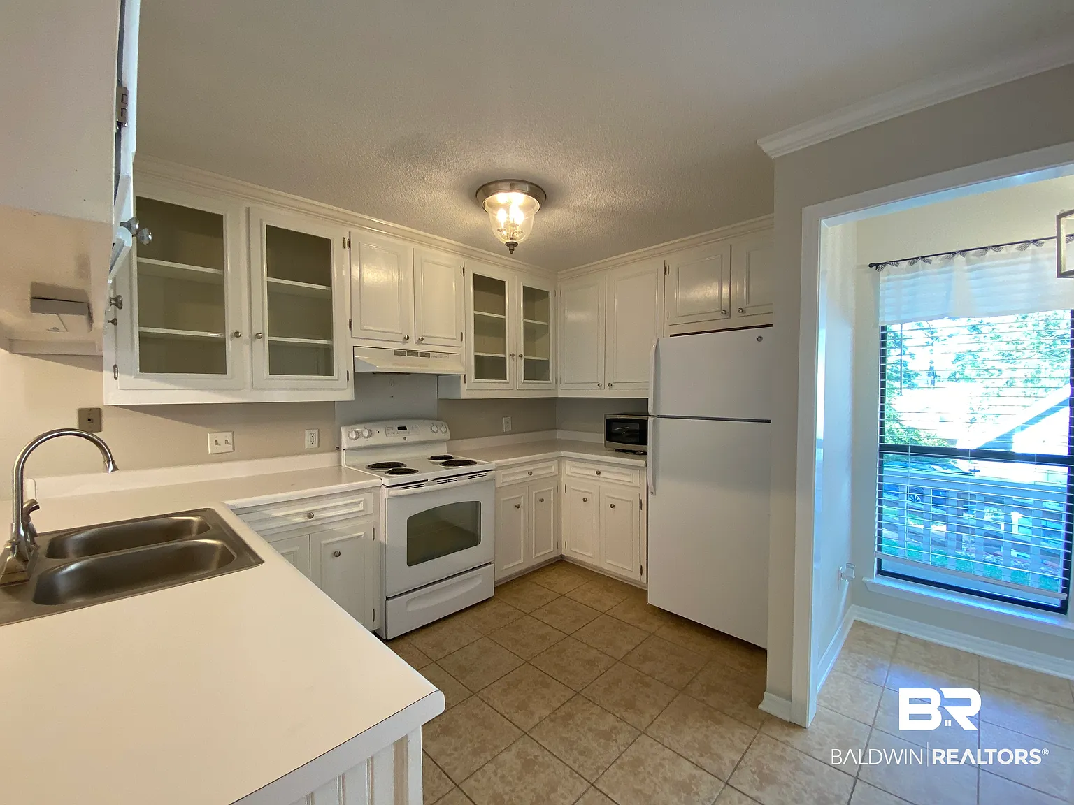 2 bed, 1.0 bath, 1197 sqft, $1,320 — Photo 2