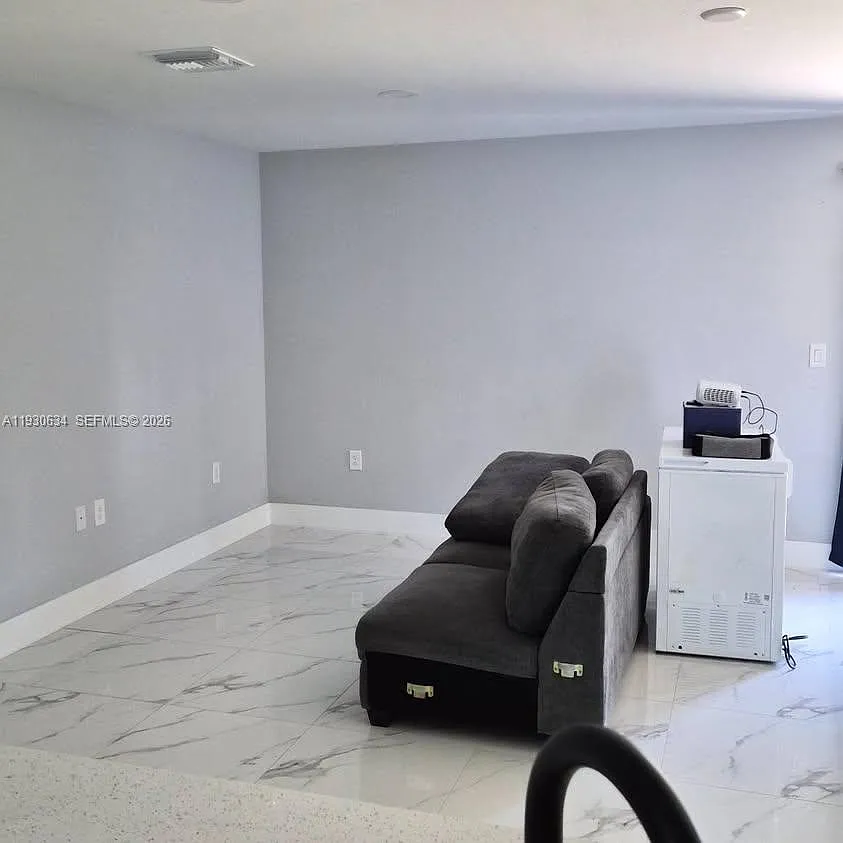3 bed, 2.0 bath, 1188 sqft, $1,800 — Photo 4