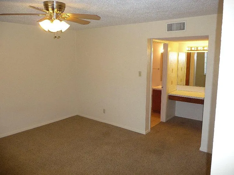 2306 Wales Cir #B — Photo 14