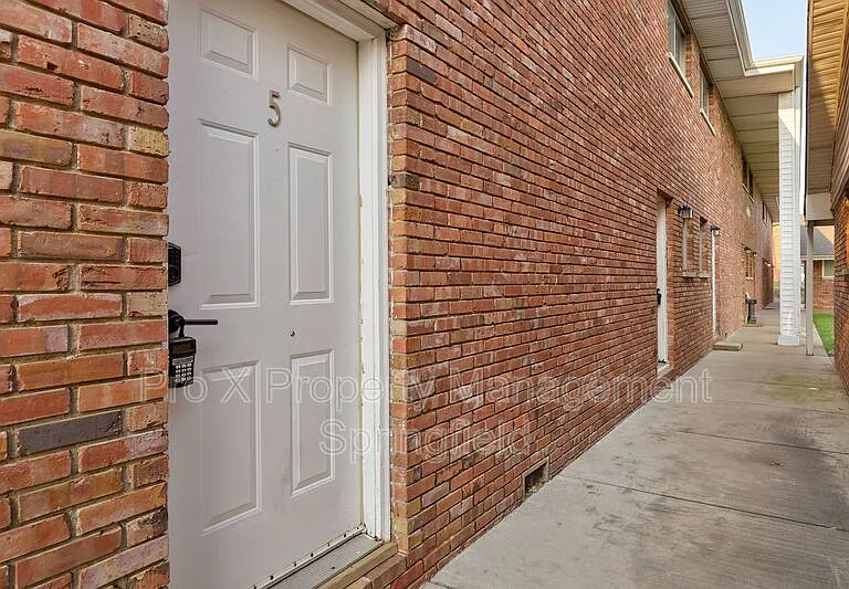 2929 E University St #5 — Photo 3