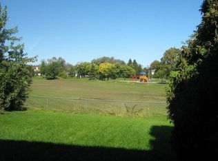 800 Prince Charles Ln, Schaumburg, IL 60195