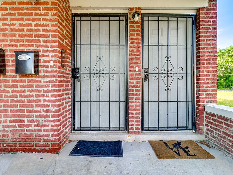 1644 Gladstone St — Photo 17