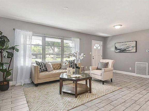 1st image of 2121 Oakhurst Ave
